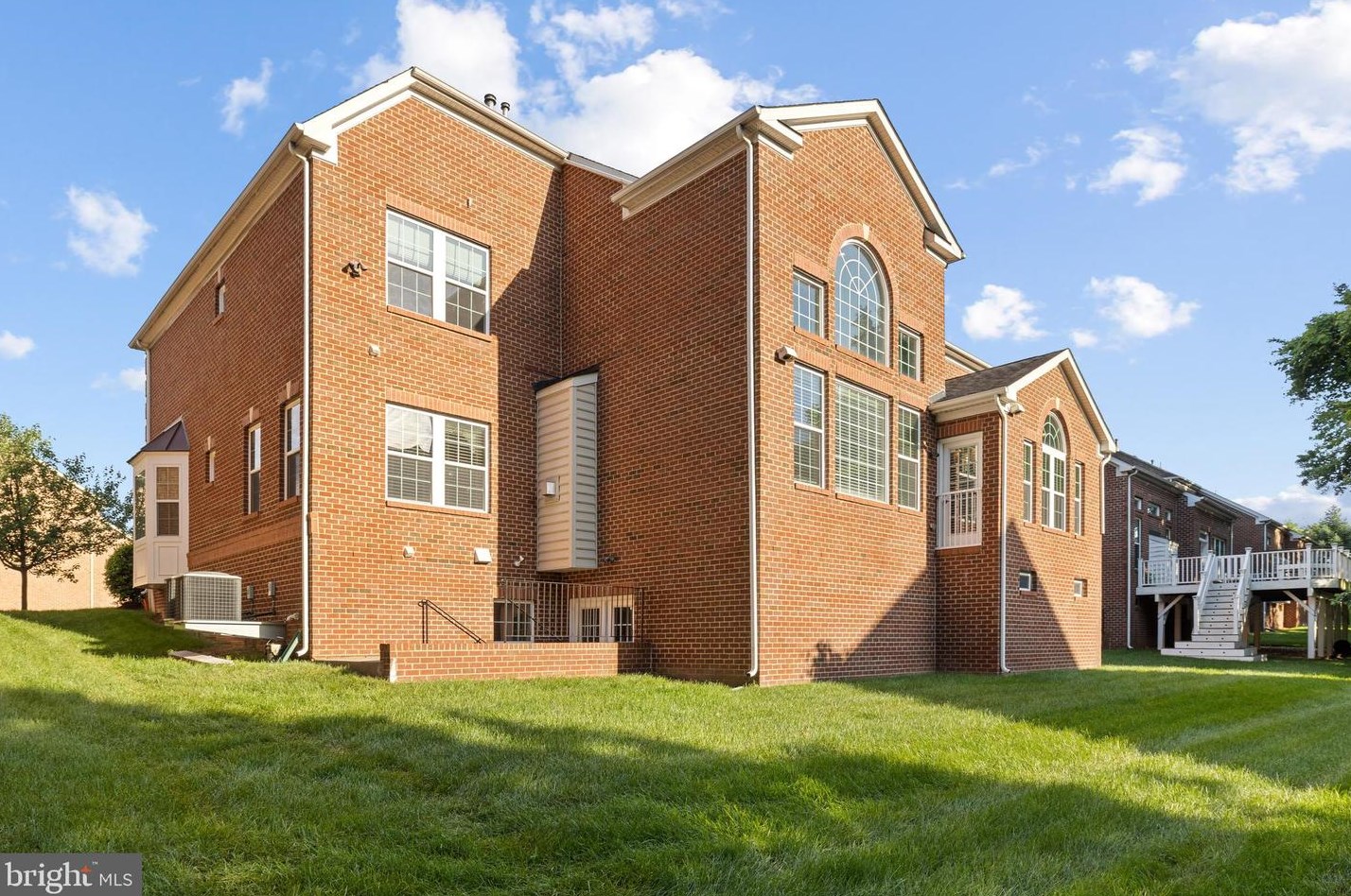 3991 Woodberry Mdw Dr, Fairfax VA  22033-2498 exterior
