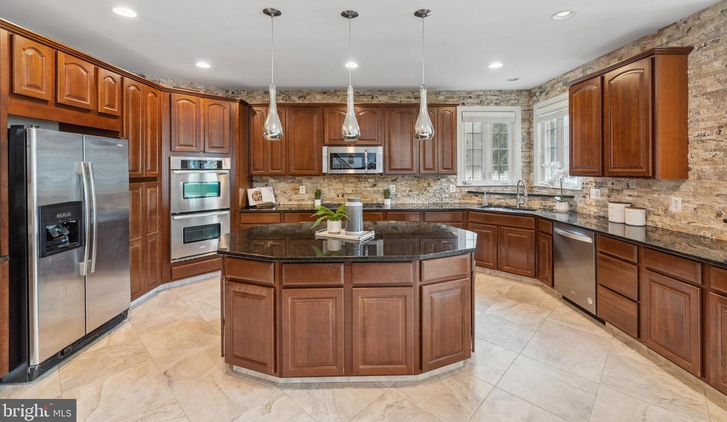 3991 Woodberry Mdw Dr, Fairfax VA  22033-2498 exterior