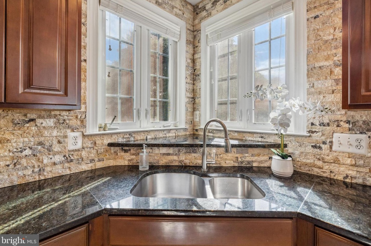 3991 Woodberry Mdw Dr, Fairfax VA  22033-2498 exterior