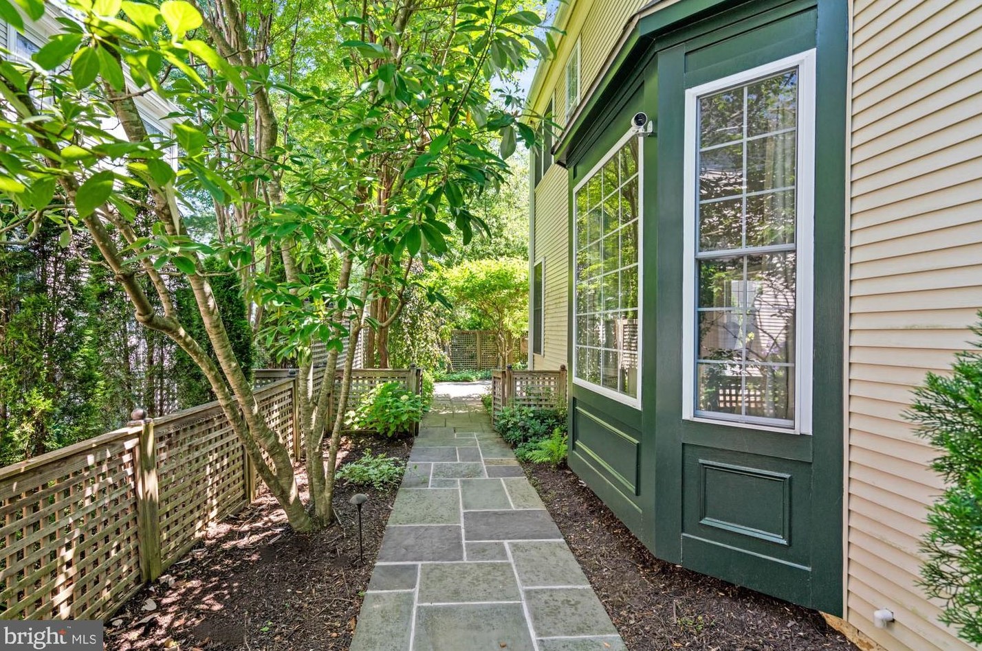 1249 Beverly Rd, Mc Lean VA 22101-2802 exterior