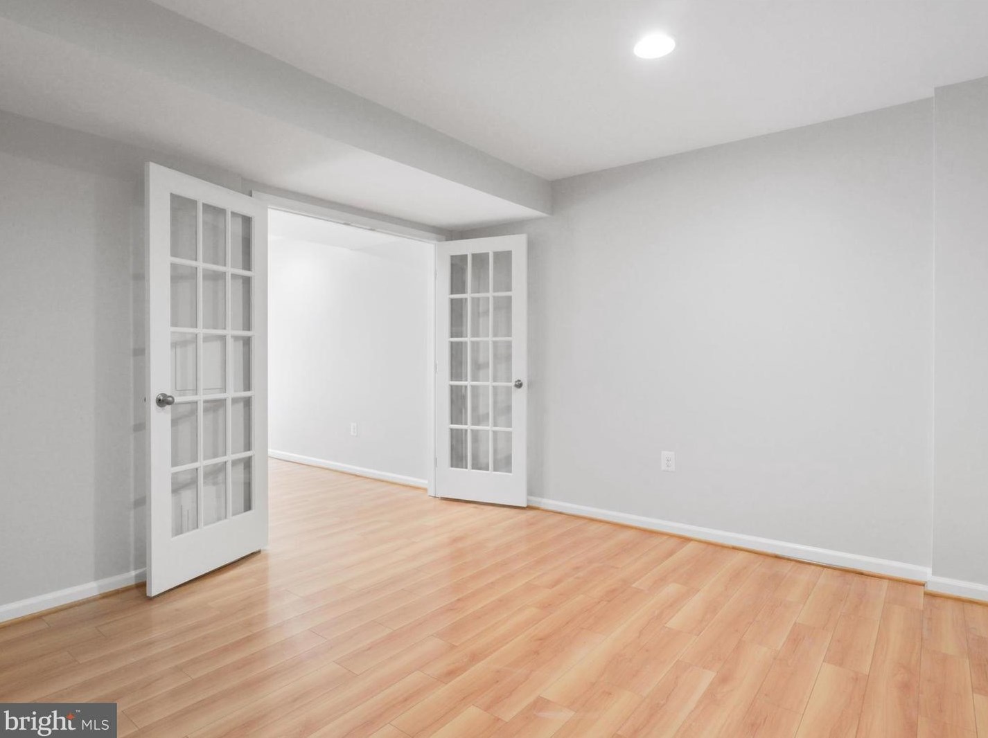 1129 Moorefield Hill Ct, Vienna VA  22180-6246 exterior