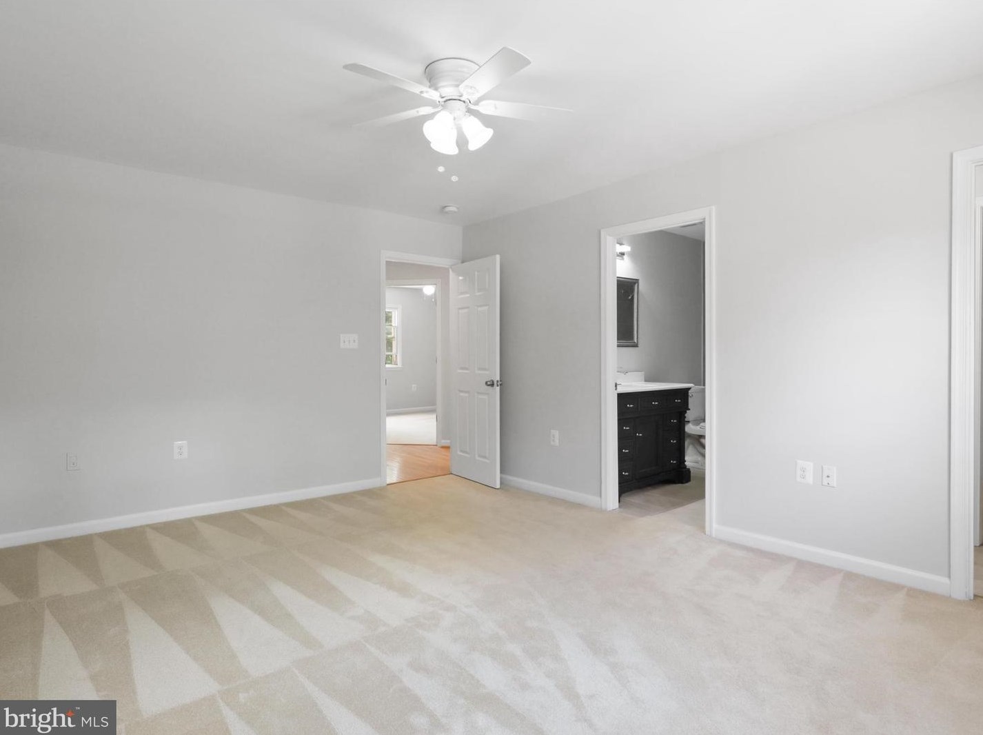 1129 Moorefield Hill Ct, Vienna VA  22180-6246 exterior
