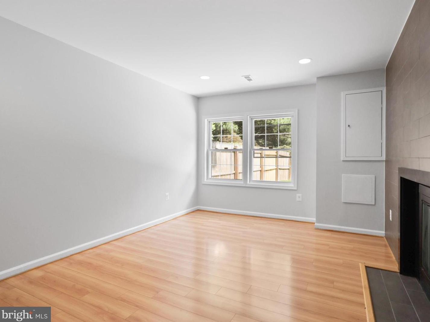 1129 Moorefield Hill Ct, Vienna VA  22180-6246 exterior