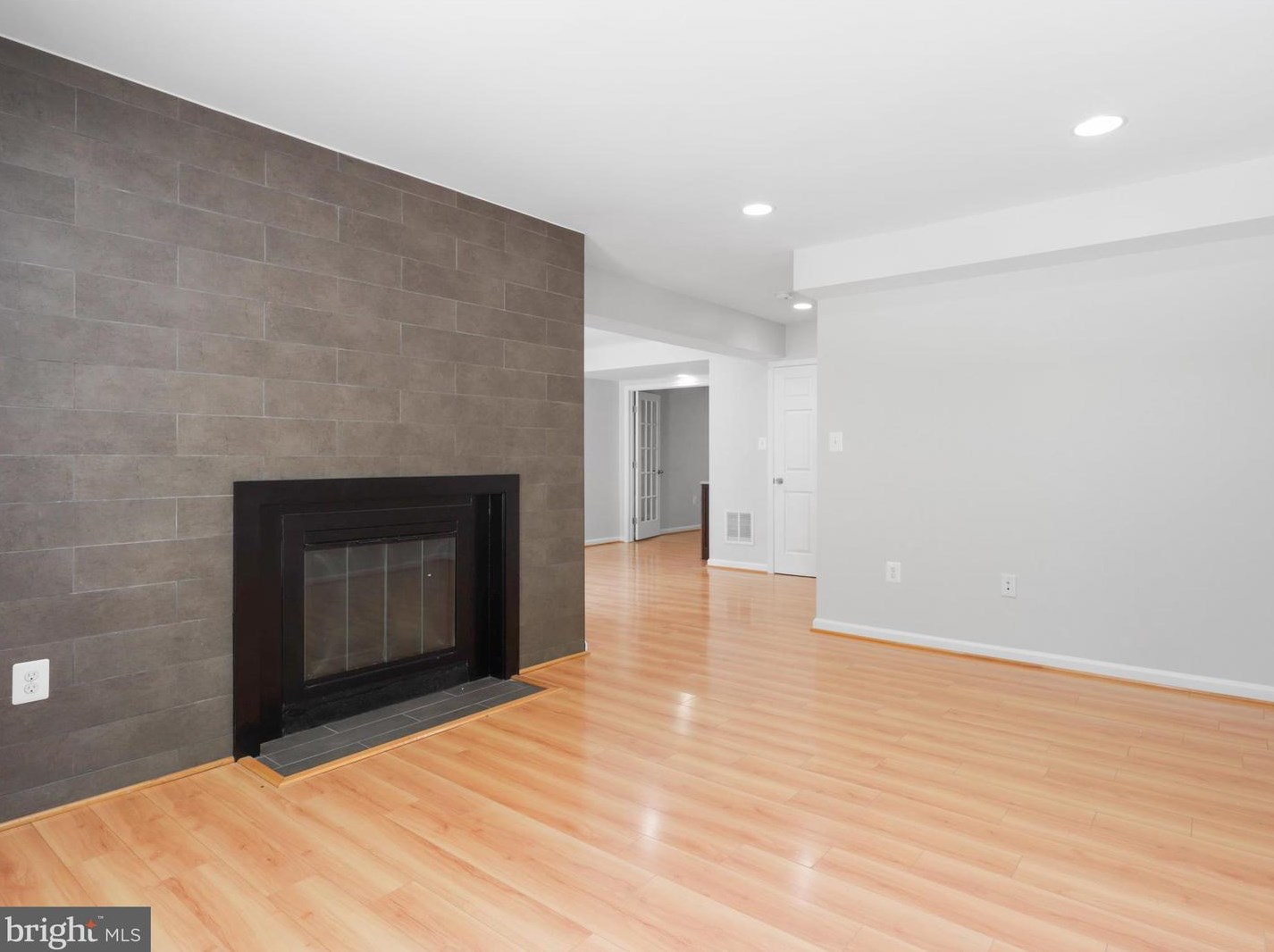 1129 Moorefield Hill Ct, Vienna VA  22180-6246 exterior