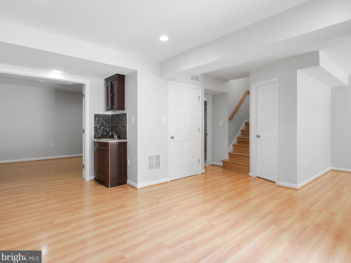 1129 Moorefield Hill Ct, Vienna VA  22180-6246 exterior
