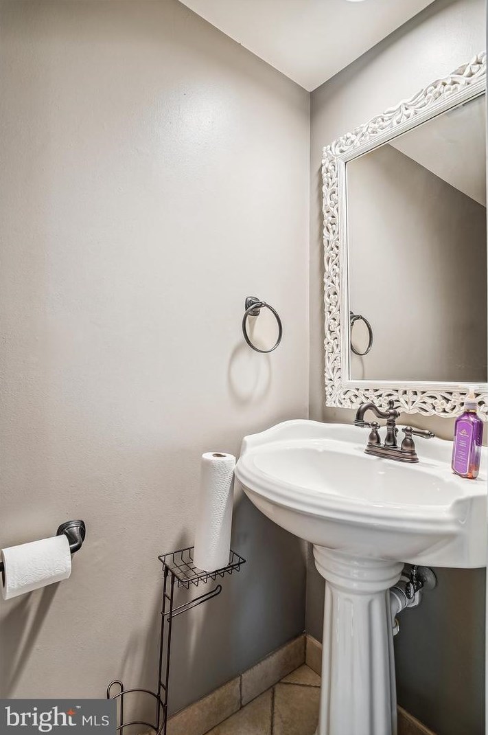 7037 Ashleigh Mnr Ct, Alexandria VA 22315-4757 exterior