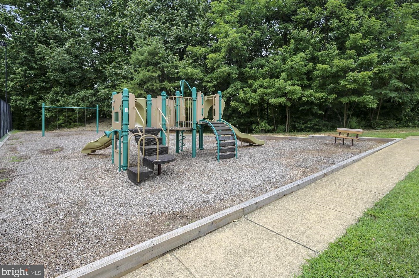 7037 Ashleigh Mnr Ct, Alexandria VA 22315-4757 exterior