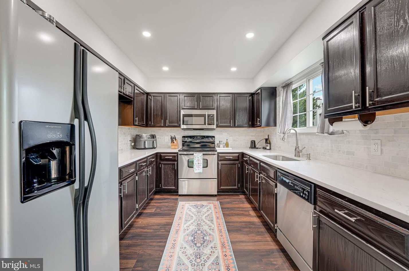 6007 Lands End Ln, Alexandria VA 22315-2666 exterior