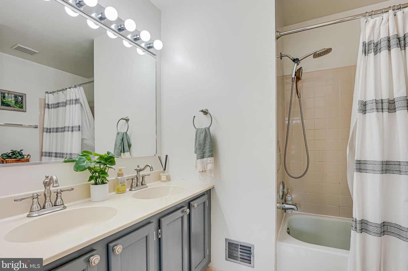 6007 Lands End Ln, Alexandria VA 22315-2666 exterior