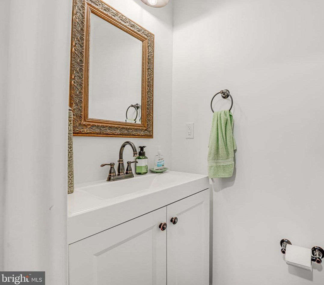 6007 Lands End Ln, Alexandria VA 22315-2666 exterior