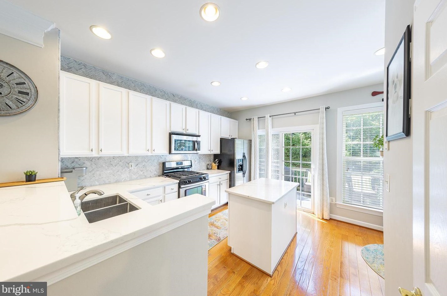 11425 Log Rdg Dr, Fairfax VA  22030-8528 exterior