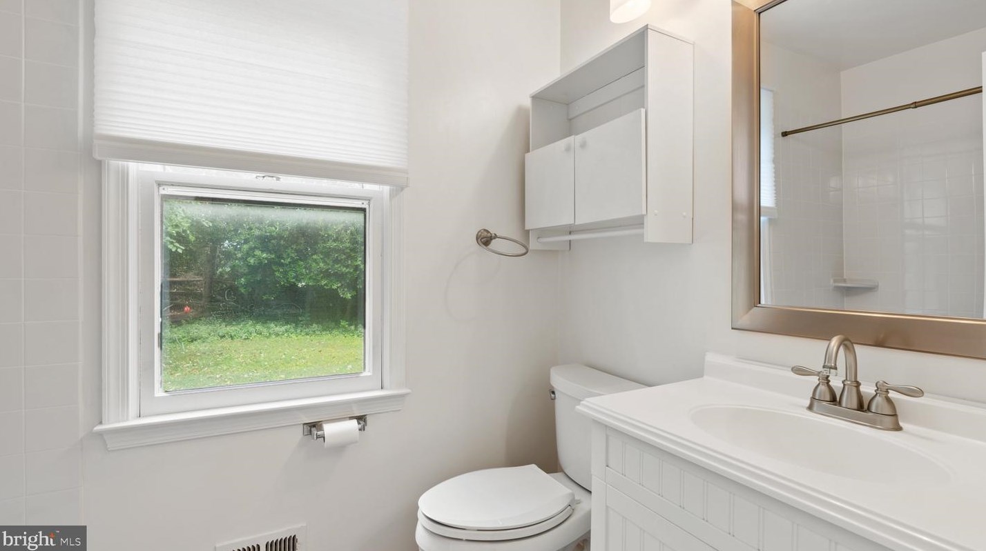 13910 Deviar Dr, Centreville VA  20120-1223 exterior