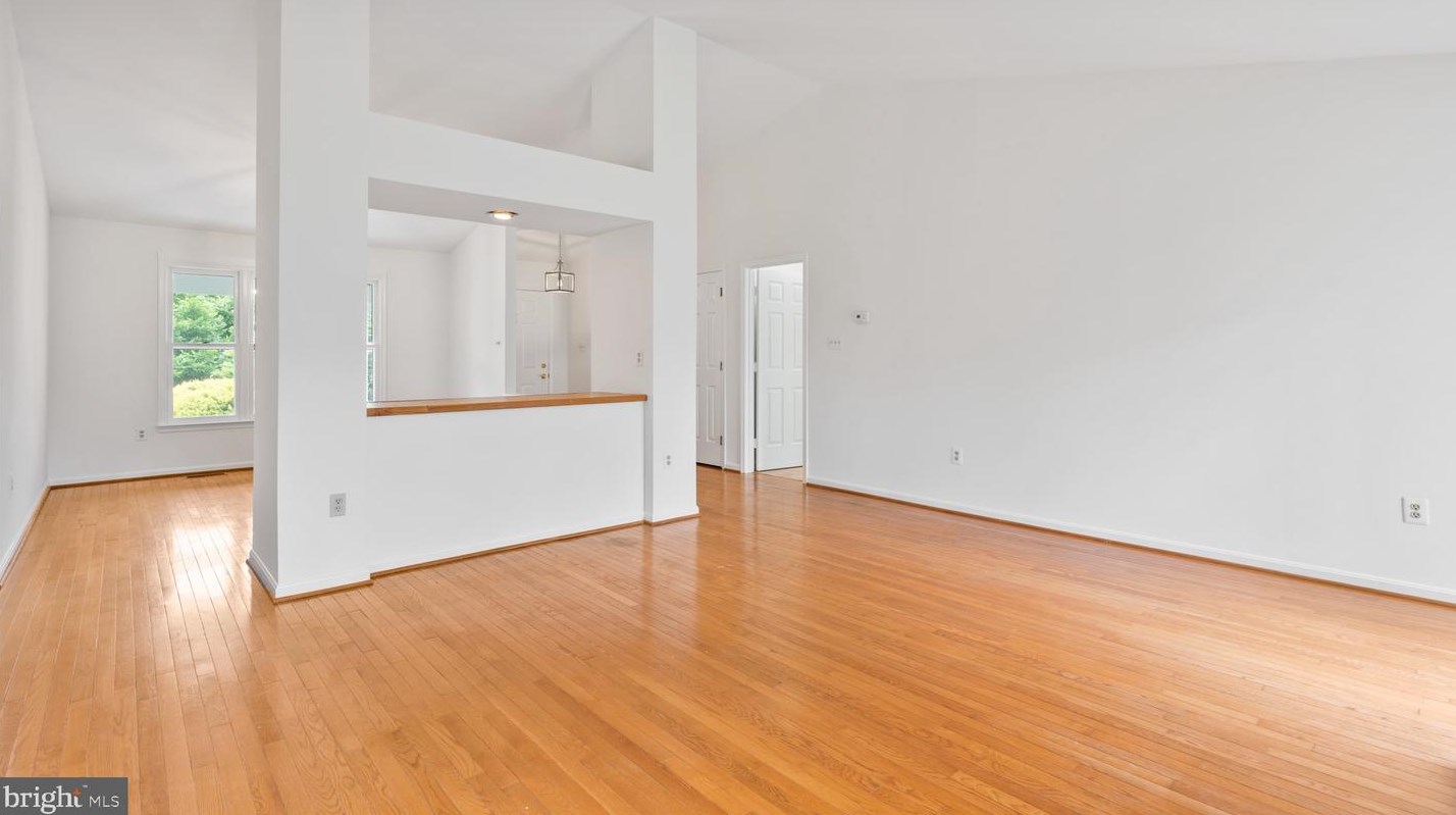 13910 Deviar Dr, Centreville VA  20120-1223 exterior