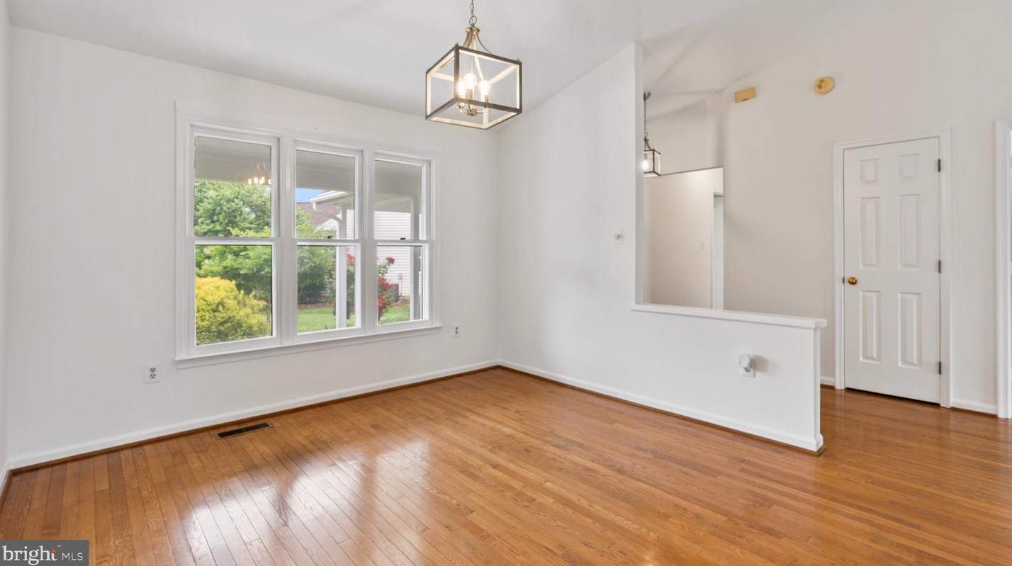 13910 Deviar Dr, Centreville VA  20120-1223 exterior