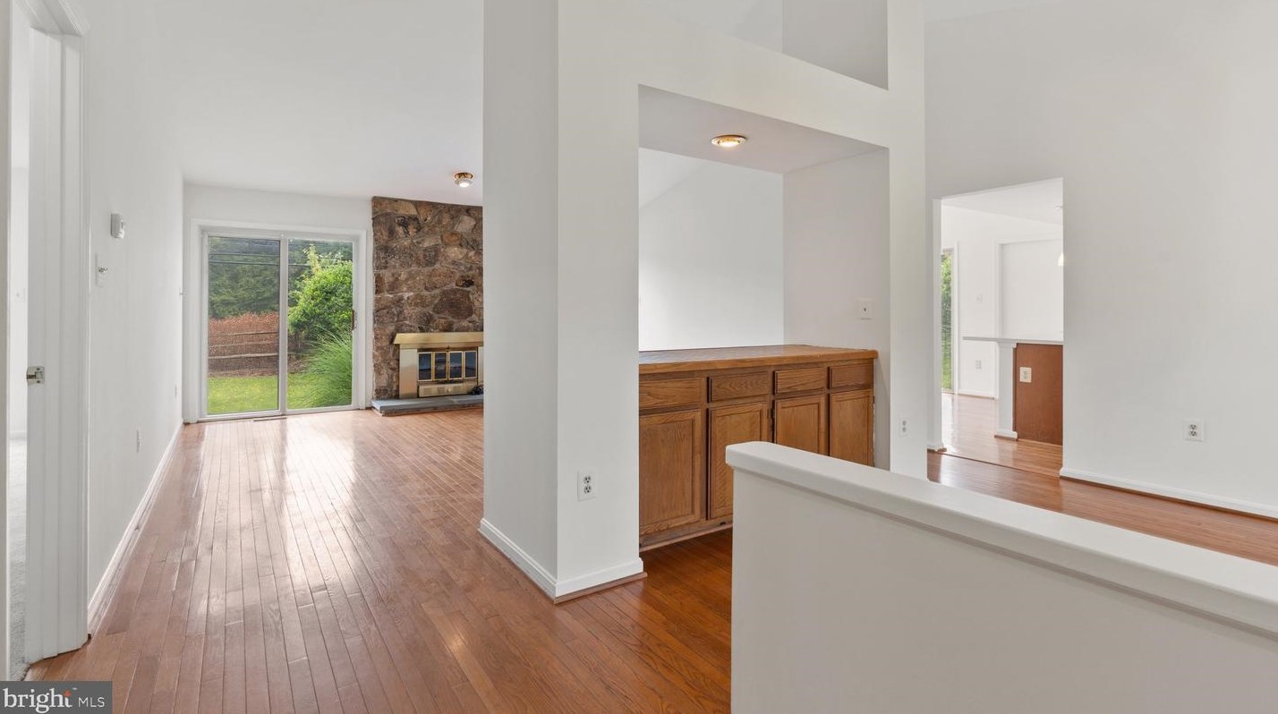 13910 Deviar Dr, Centreville VA  20120-1223 exterior