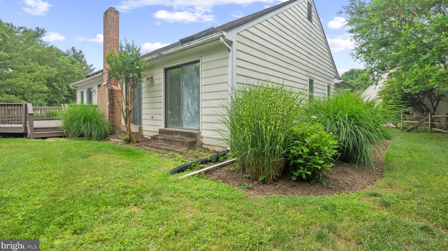 13910 Deviar Dr, Centreville VA  20120-1223 exterior