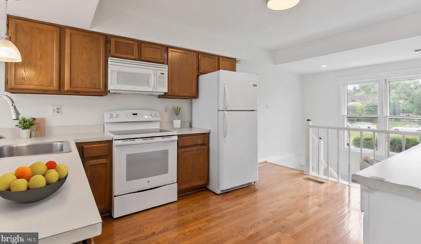 13910 Deviar Dr, Centreville VA  20120-1223 exterior