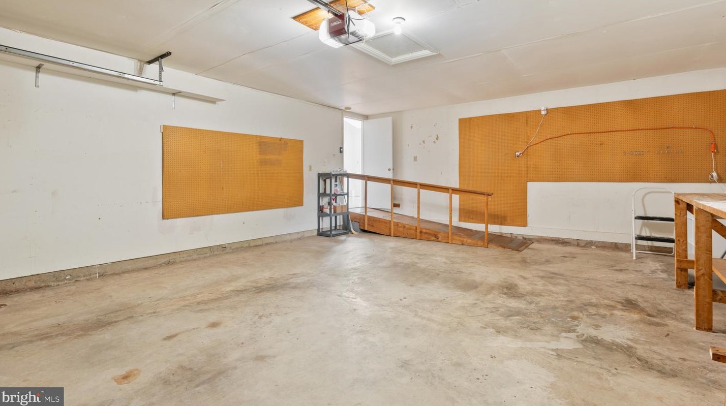 13910 Deviar Dr, Centreville VA  20120-1223 exterior