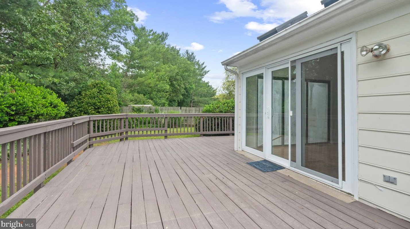 13910 Deviar Dr, Centreville VA  20120-1223 exterior