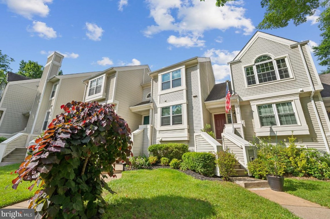 6120 Stonepath Cir, Centreville VA  20120-3422 exterior