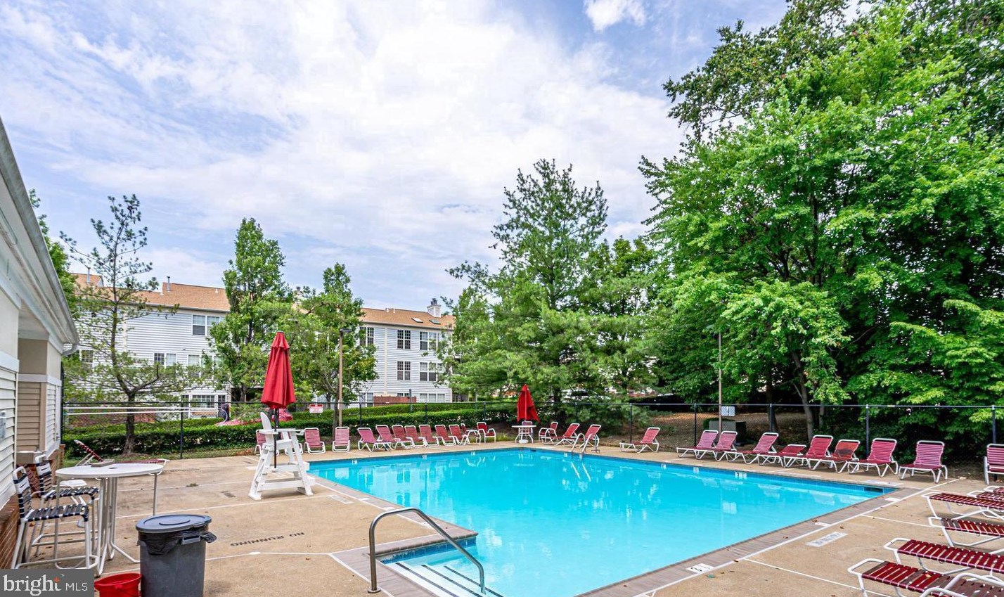 9244 Cardinal Forest Ln, Lorton VA  22079-2888 exterior
