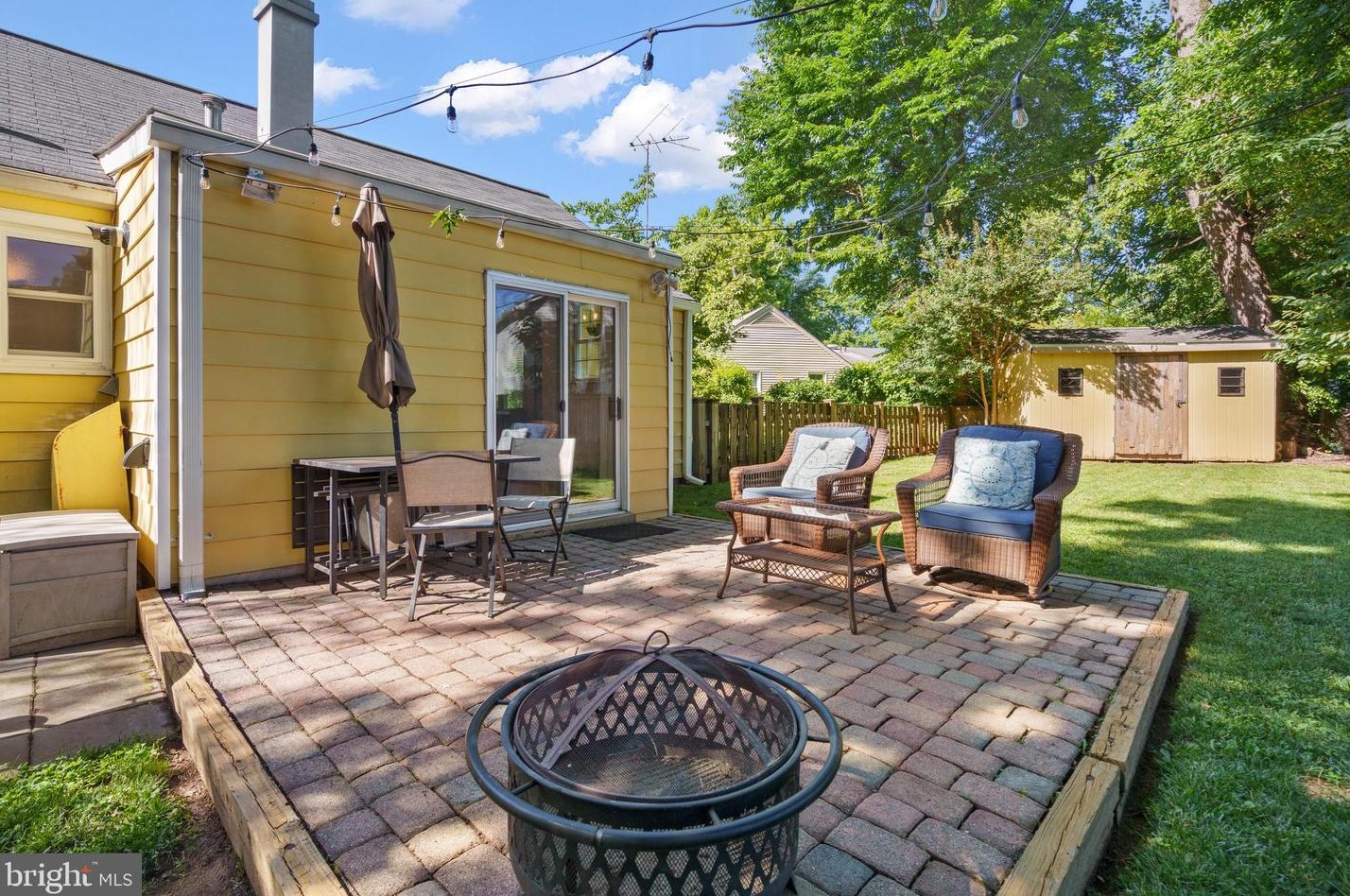 6920 Kenfig Dr, Falls Church VA  22042-3825 exterior