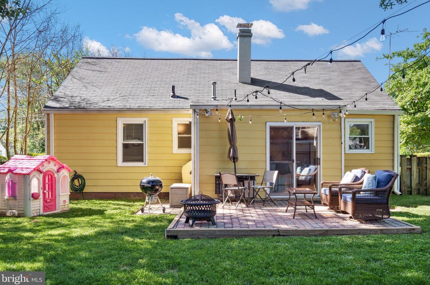 6920 Kenfig Dr, Falls Church VA  22042-3825 exterior