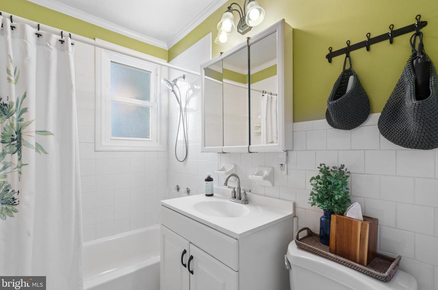 6920 Kenfig Dr, Falls Church VA  22042-3825 exterior