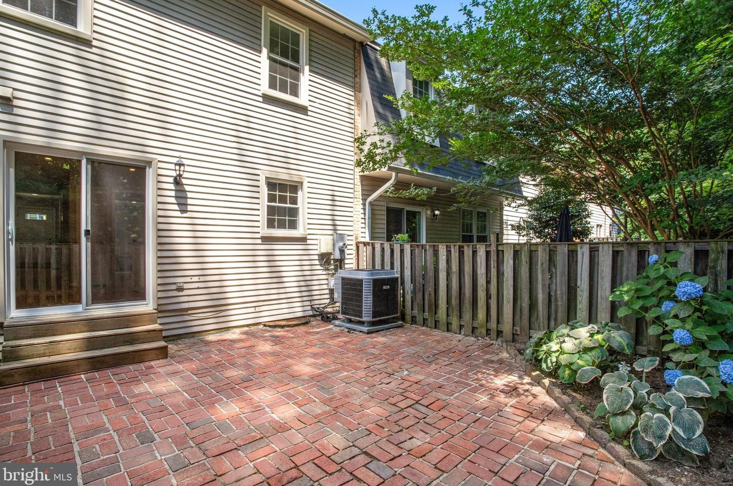 7919 Treeside Ct, Springfield VA  22152-3441 exterior
