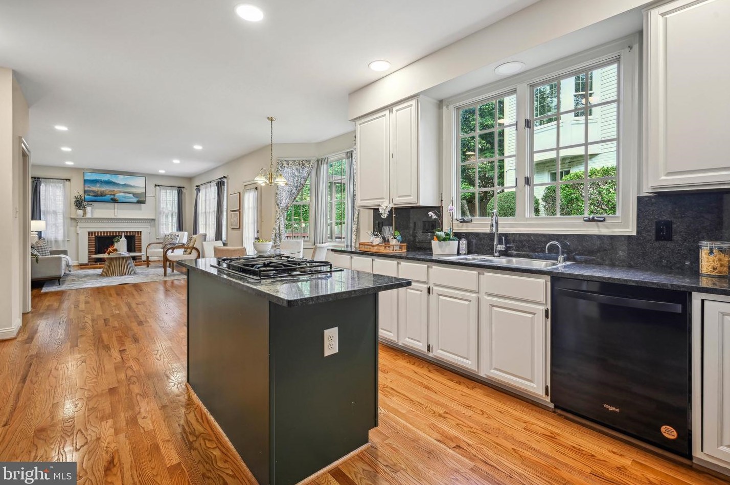 5800 Magnolia Ln, Falls Church VA  22041-1661 exterior