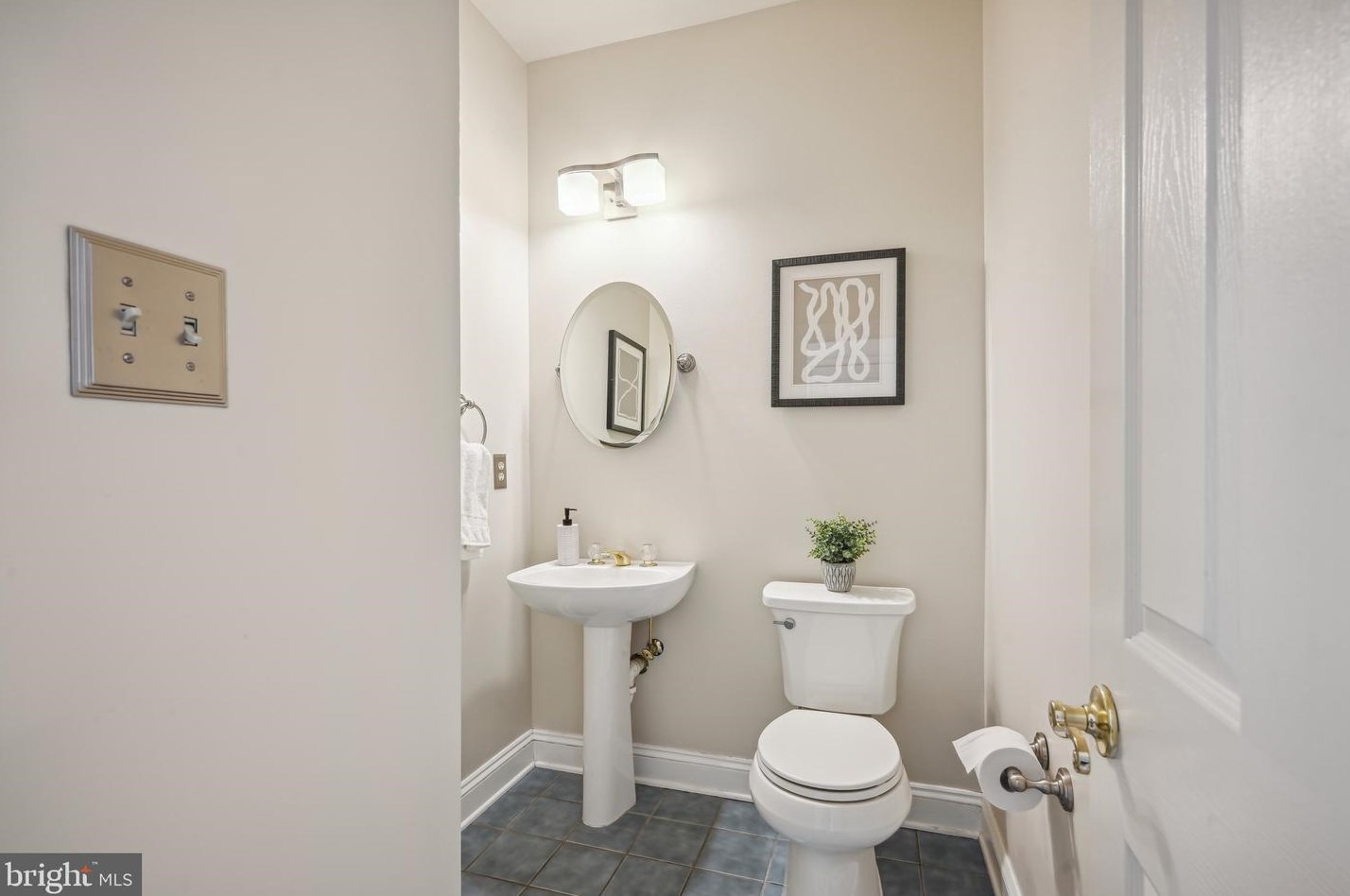 5800 Magnolia Ln, Falls Church VA  22041-1661 exterior