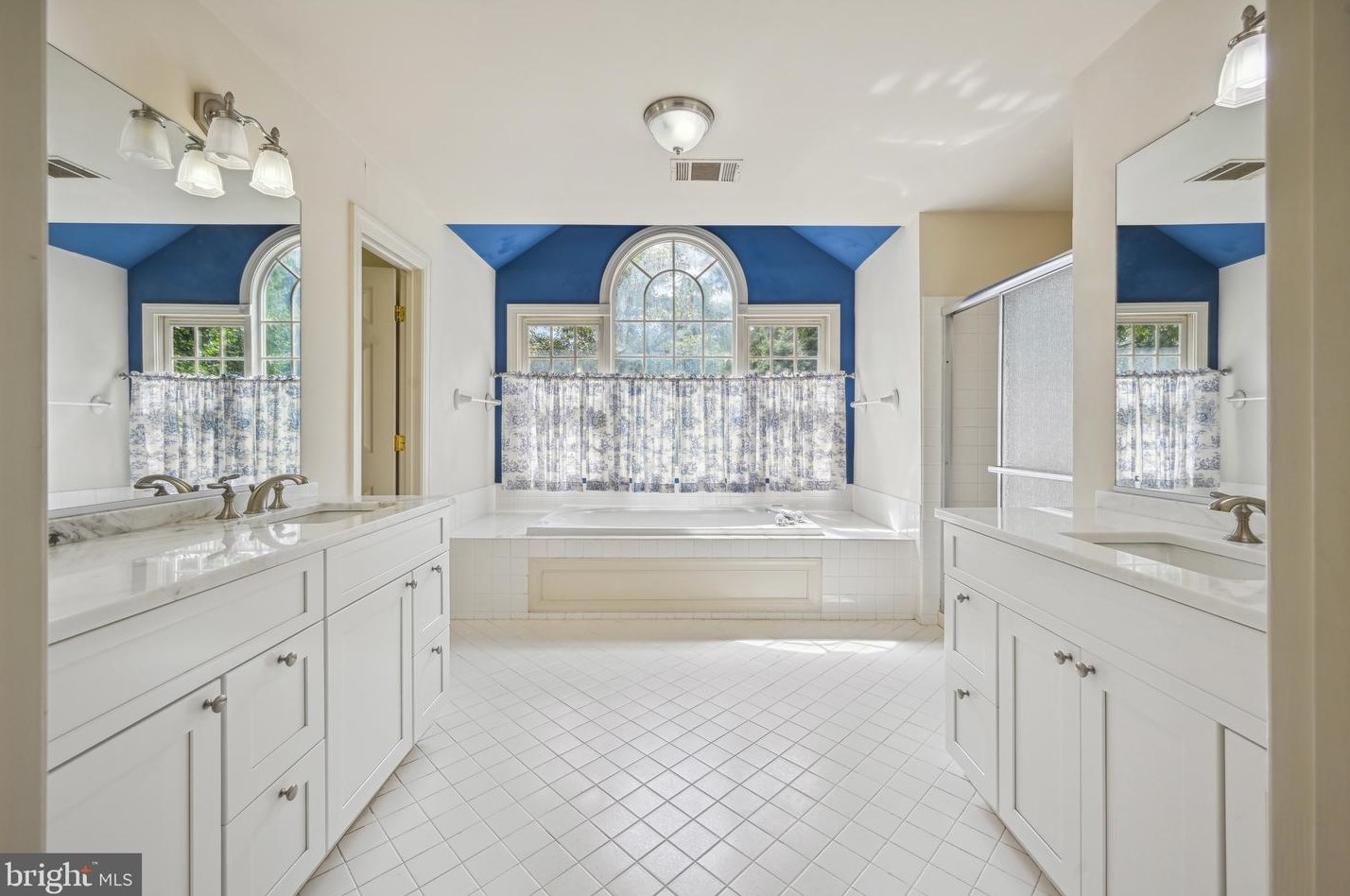 5800 Magnolia Ln, Falls Church VA  22041-1661 exterior