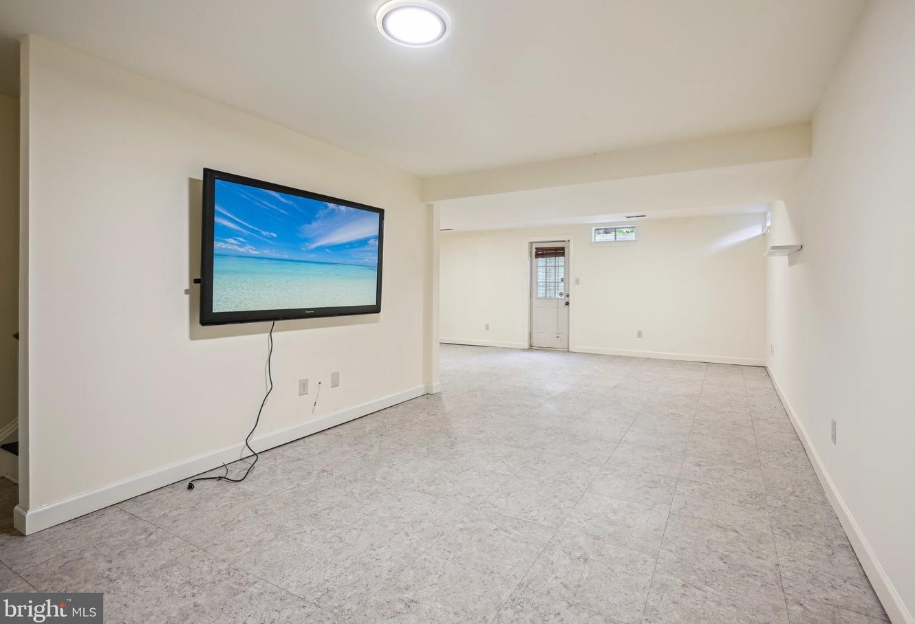 5800 Magnolia Ln, Falls Church VA  22041-1661 exterior