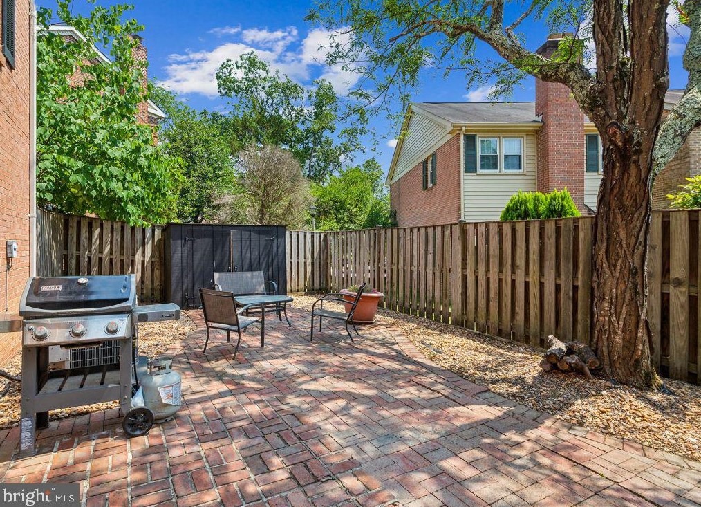 8210 Clifton Farm Ct, Alexandria VA  22306-3260 exterior