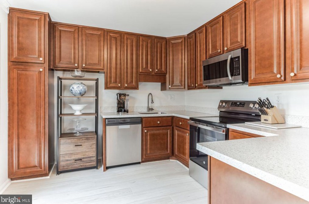 8210 Clifton Farm Ct, Alexandria VA  22306-3260 exterior