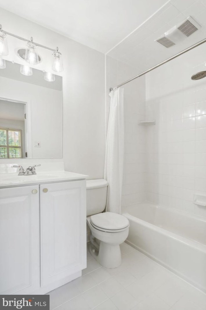 8210 Clifton Farm Ct, Alexandria VA  22306-3260 exterior