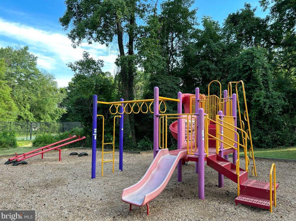 8210 Clifton Farm Ct, Alexandria VA  22306-3260 exterior