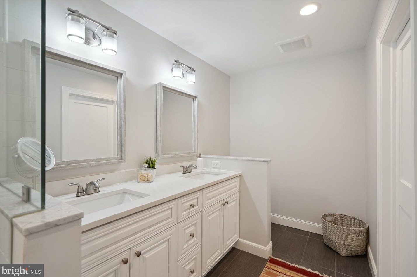 7126 Carol Ln, Falls Church VA  22042-3714 exterior