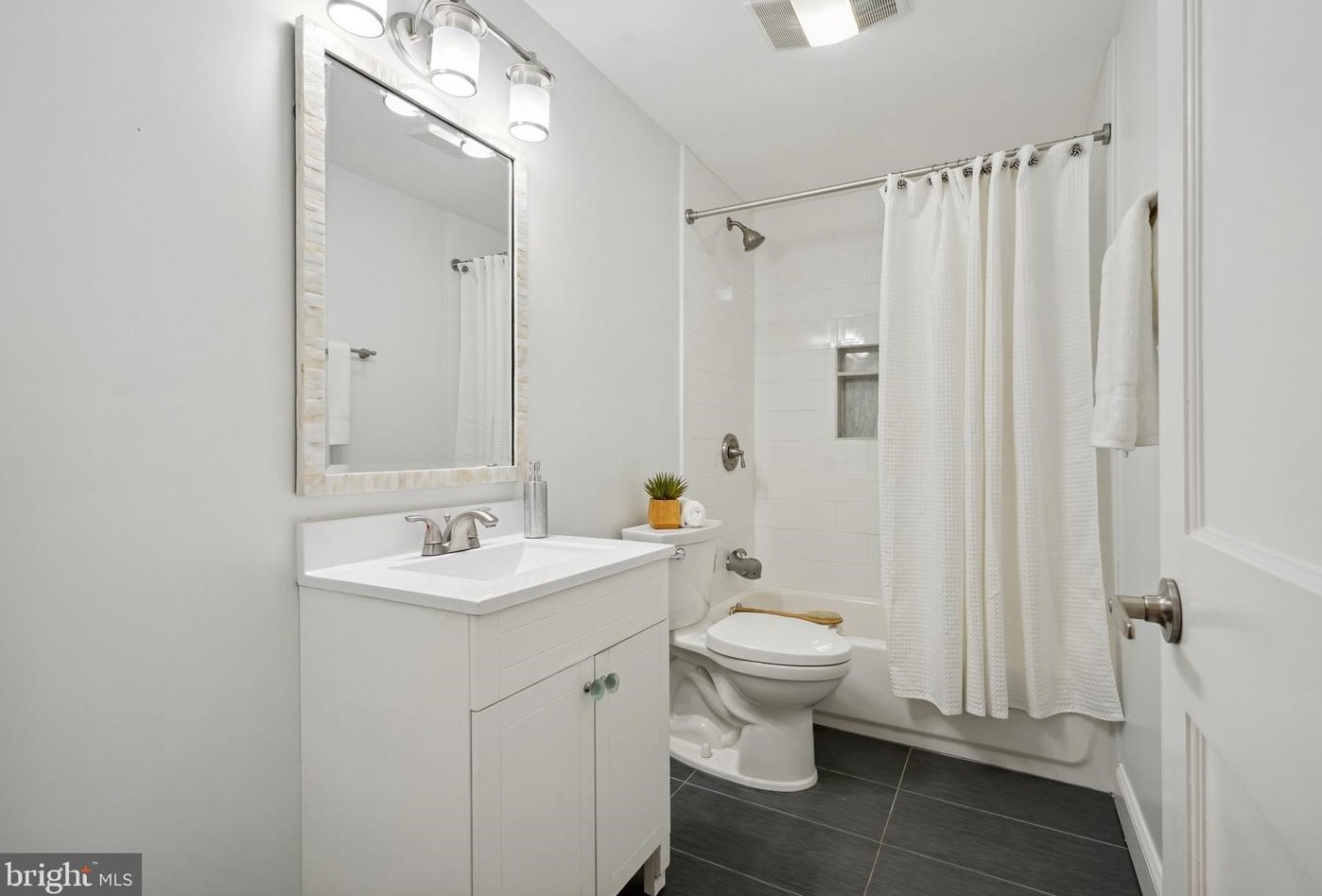 7126 Carol Ln, Falls Church VA  22042-3714 exterior