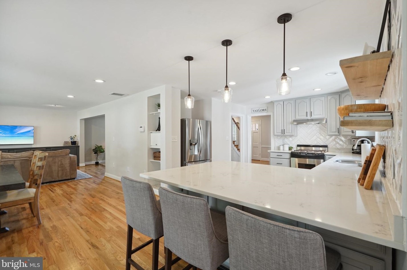 7126 Carol Ln, Falls Church VA  22042-3714 exterior