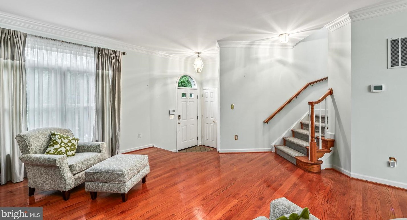 6329 Franconia Commons Dr, Alexandria VA 22310-2568 exterior