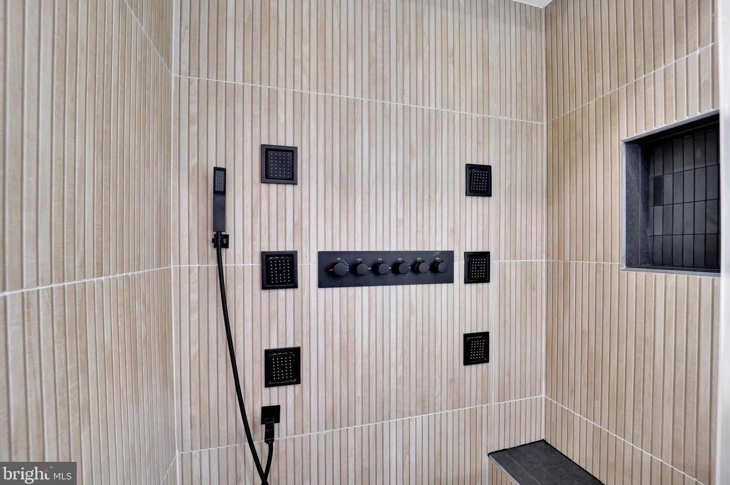 3814 Elmwood Towne Way, Alexandria VA  22303-1161 exterior