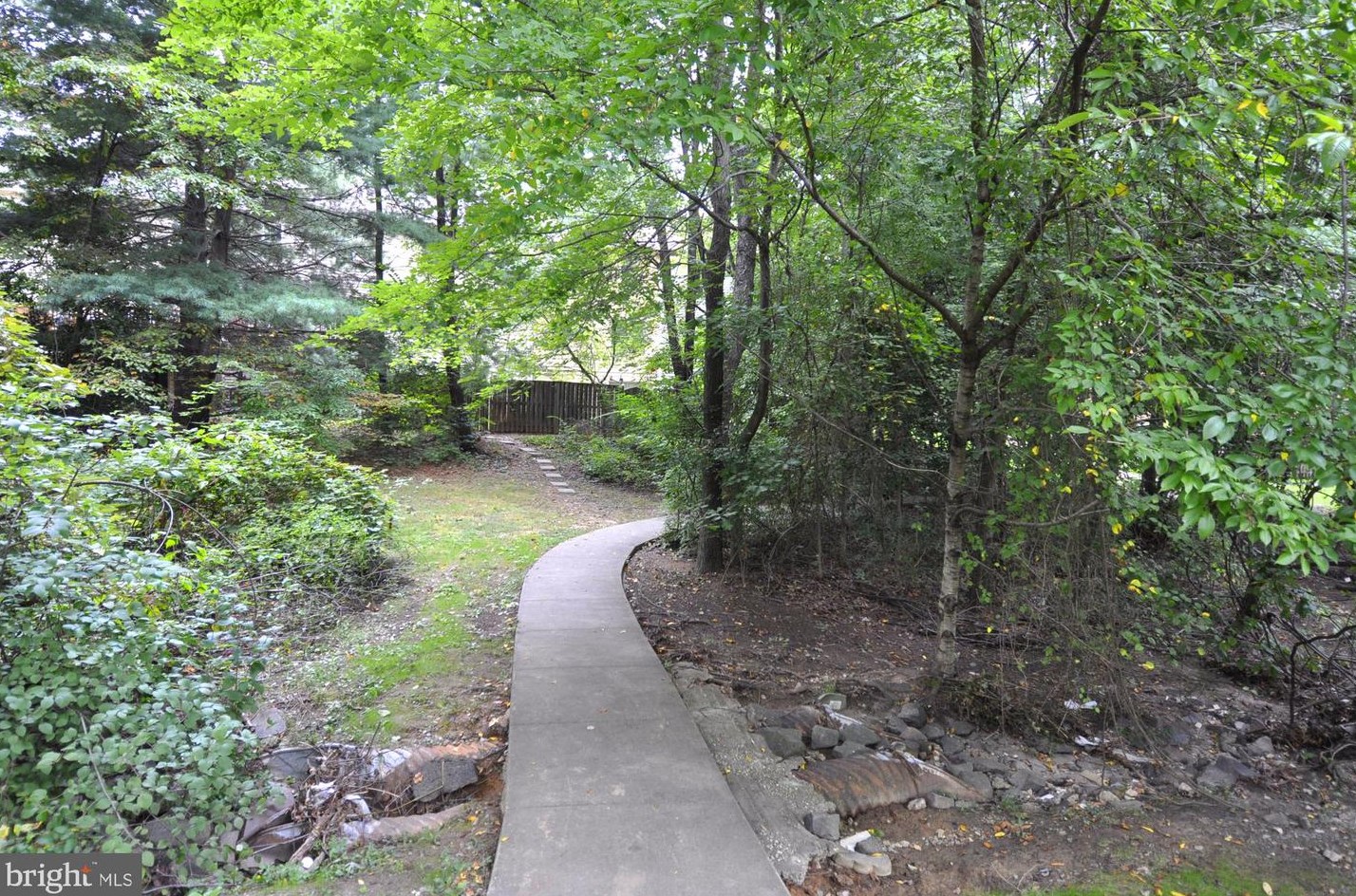 4794 Gainsborough Dr, Fairfax VA 22032-2313 exterior