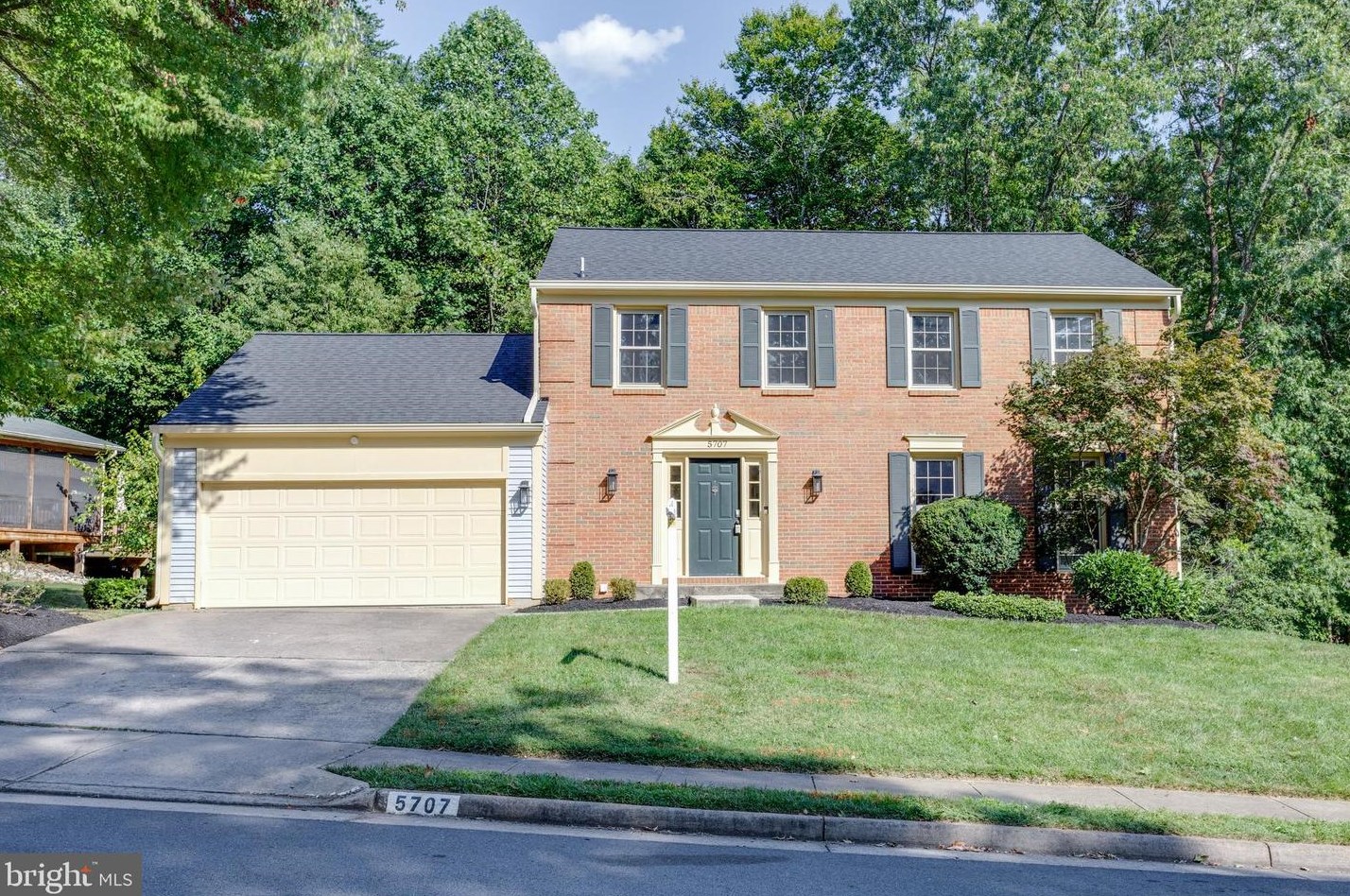 5707 Oak Leather Dr, Springfield VA  22015-2315 exterior