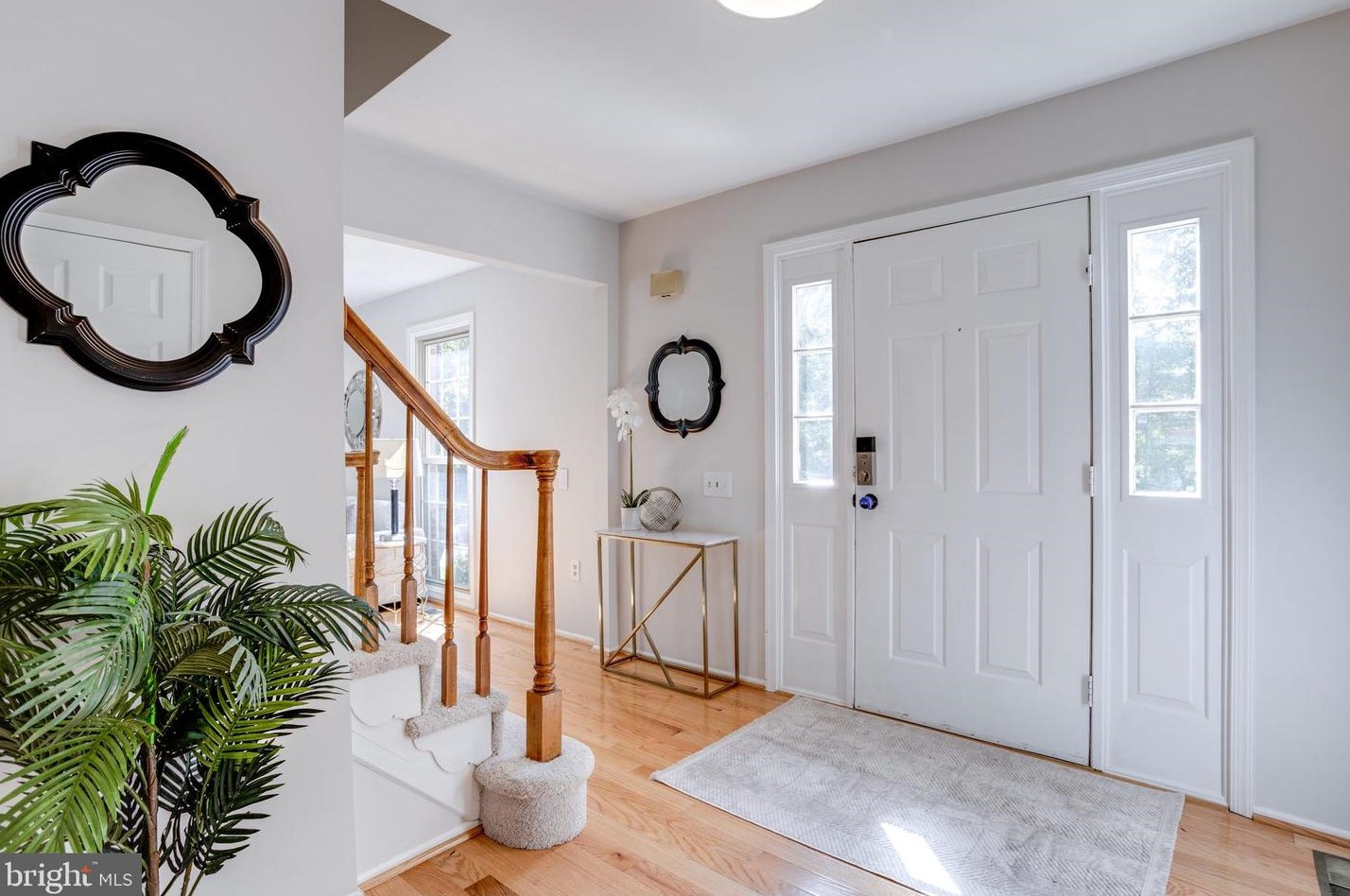 5707 Oak Leather Dr, Springfield VA  22015-2315 exterior