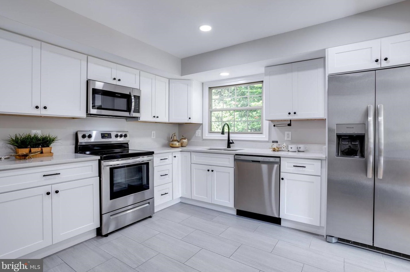 5707 Oak Leather Dr, Springfield VA  22015-2315 exterior