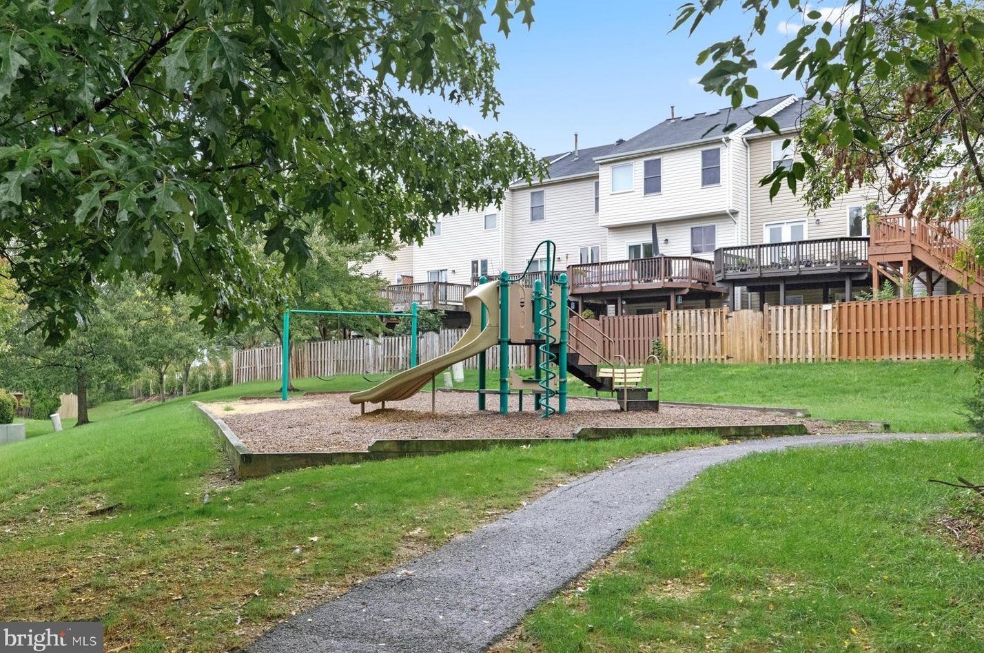 5146 Ballycastle Cir, Alexandria VA 22315-5546 exterior