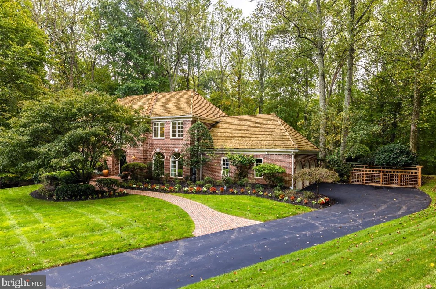 8001 Greenwich Wood Dr, Mc Lean VA 22102-1332 exterior