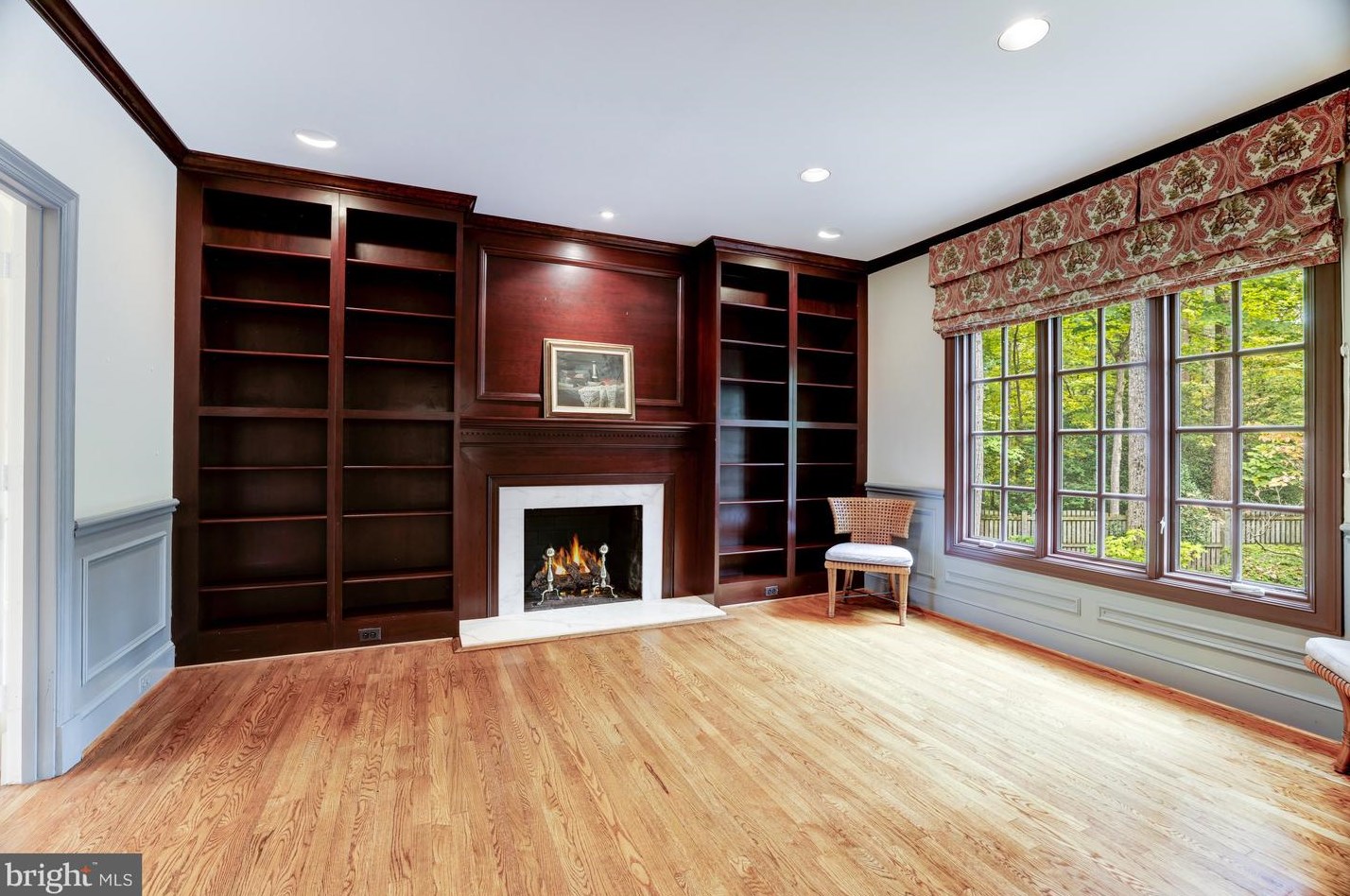 8001 Greenwich Wood Dr, Mc Lean VA 22102-1332 exterior