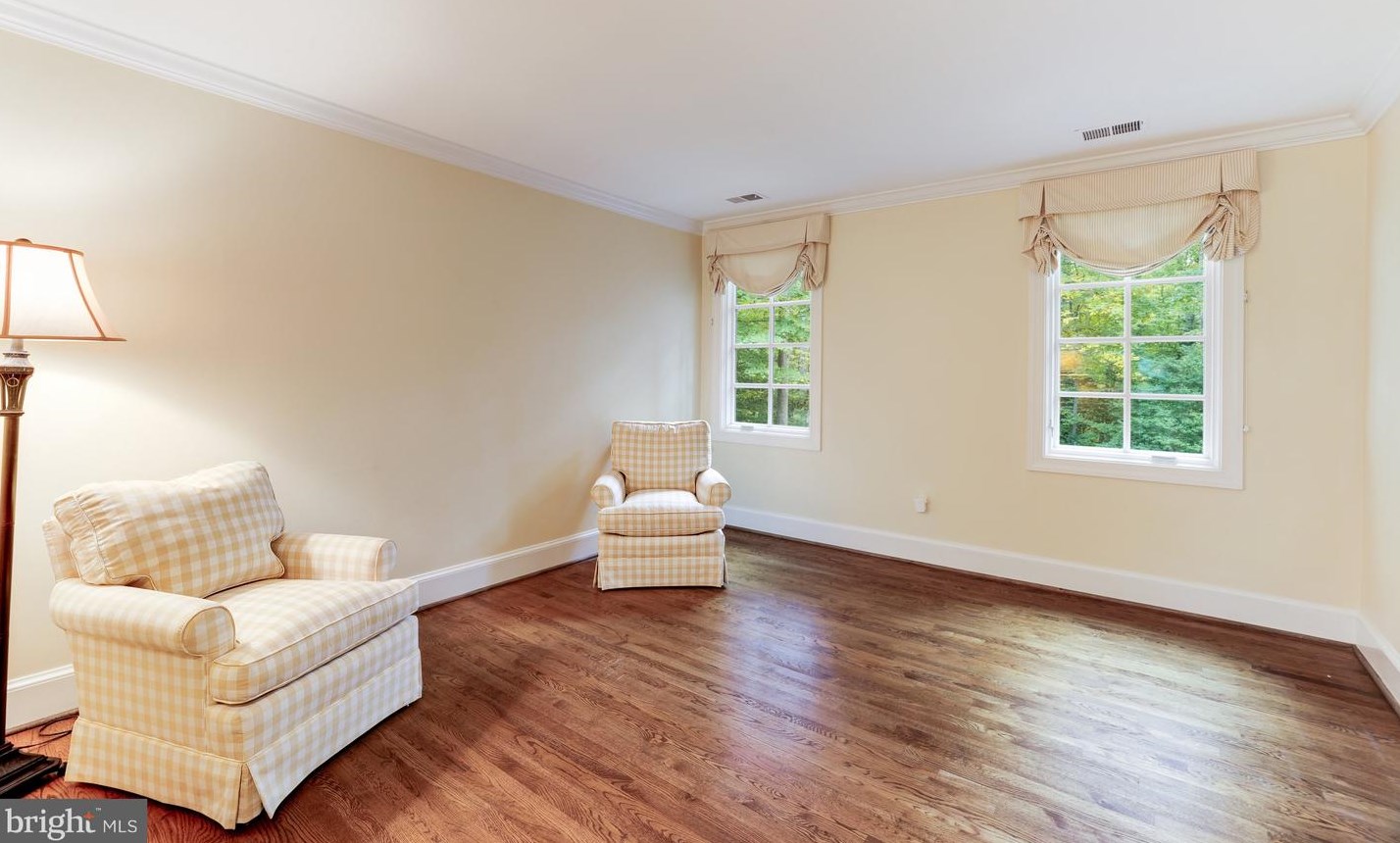 8001 Greenwich Wood Dr, Mc Lean VA 22102-1332 exterior